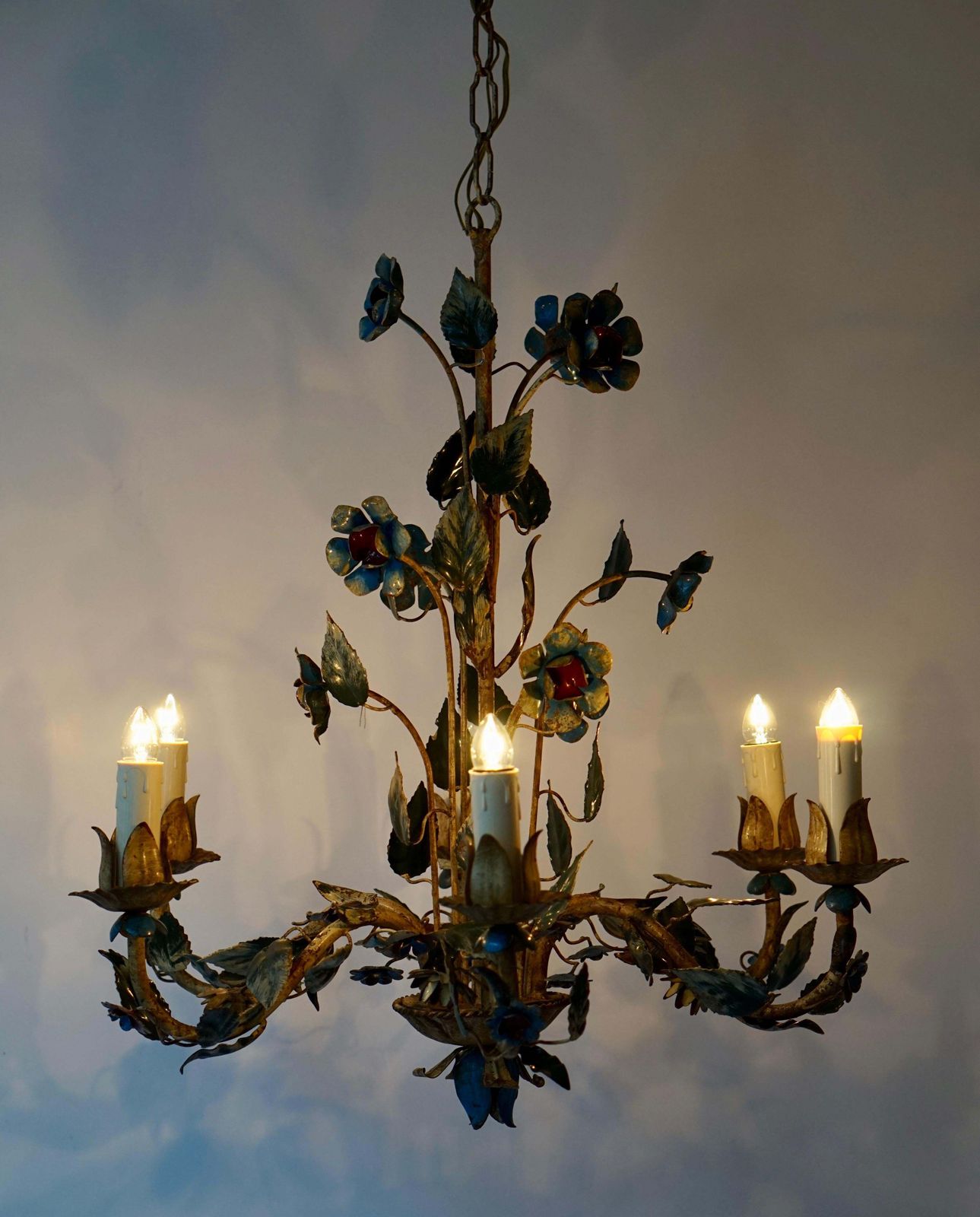 photo furniture Mid 20th Century Italian Painted Iron And Tole Chandelier With Flowers