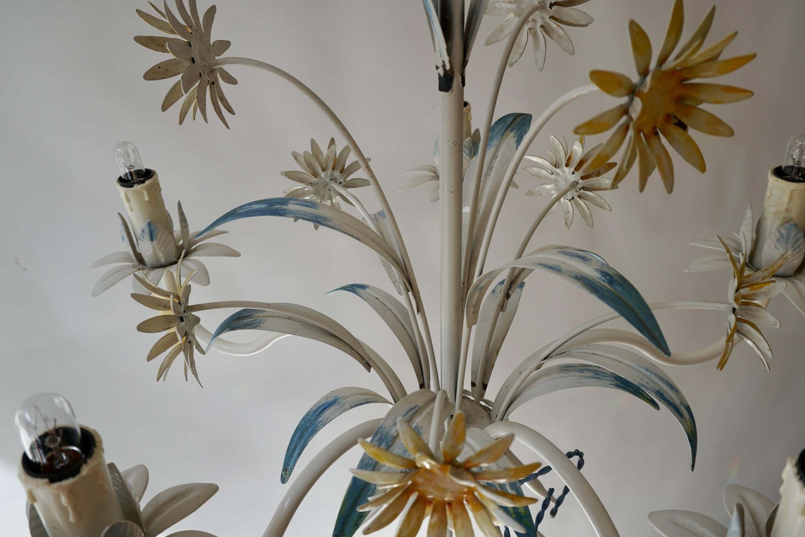 Mid Century Painted Tôle 5 Arm Light Fixture With Yellow Flowers photo vintage