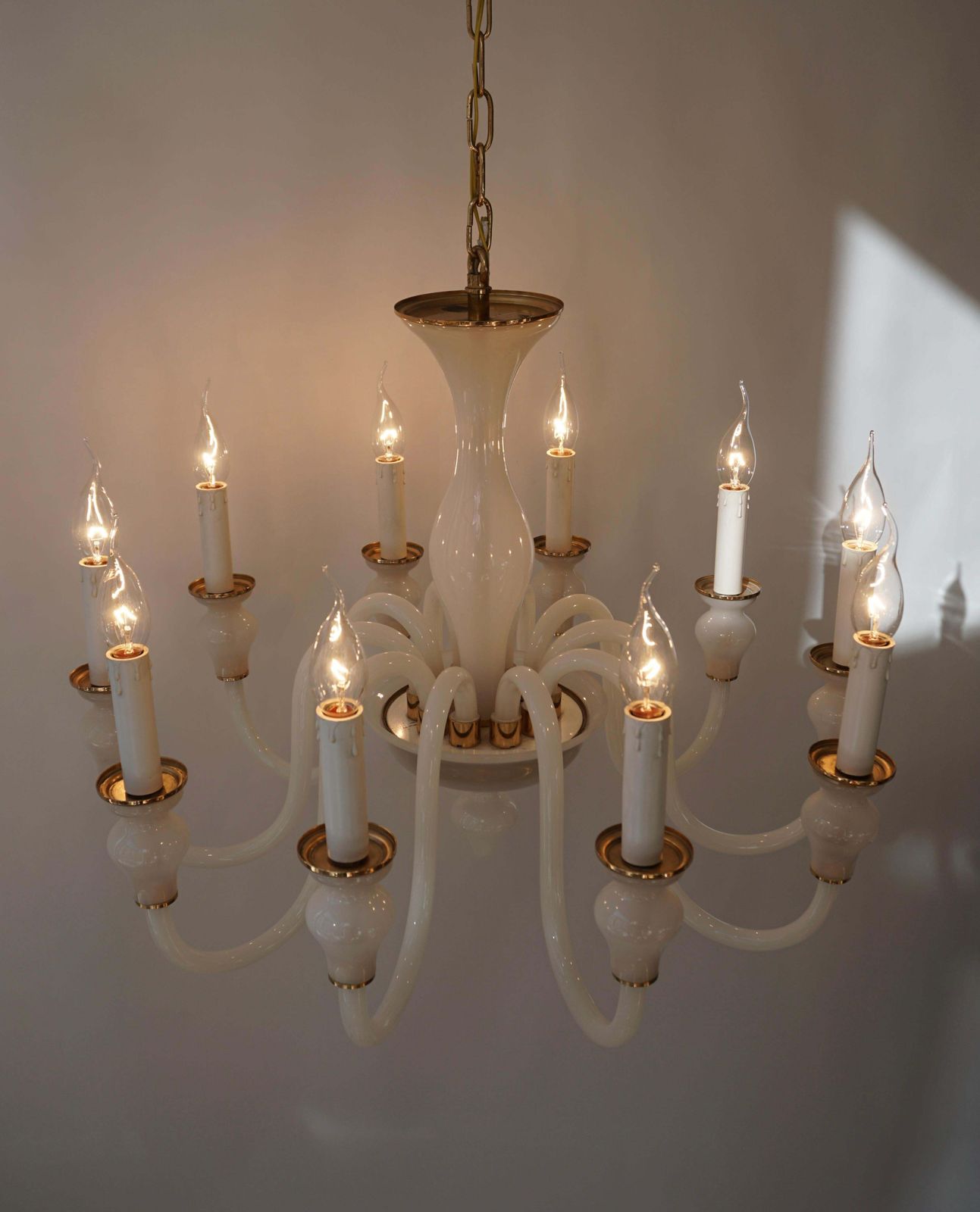photo vinterior Italian Modern Hand Blown White And Gold Murano Glass Chandeliers