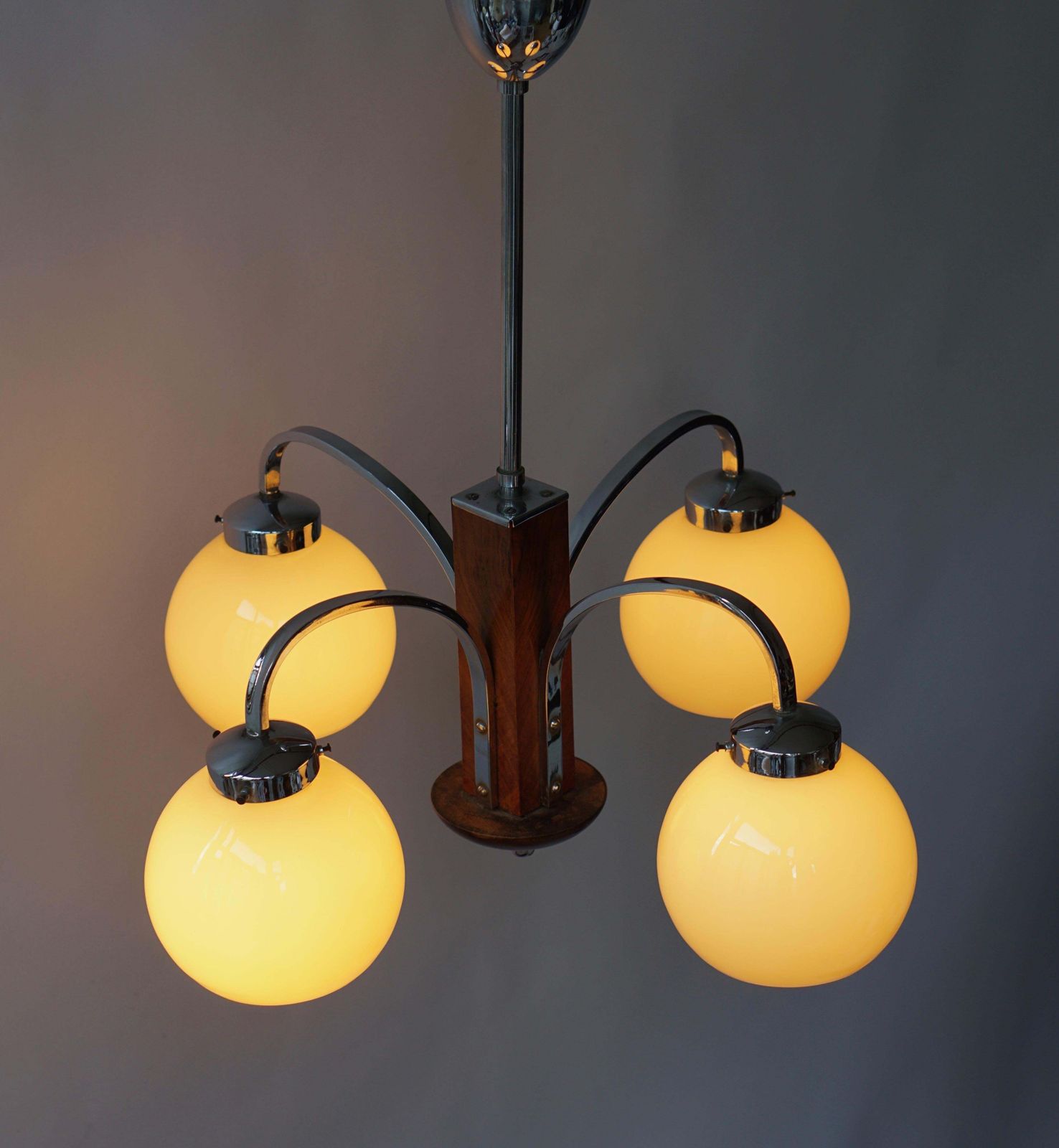 photo vinterior Art Deco Chandelier In Glass And Wood