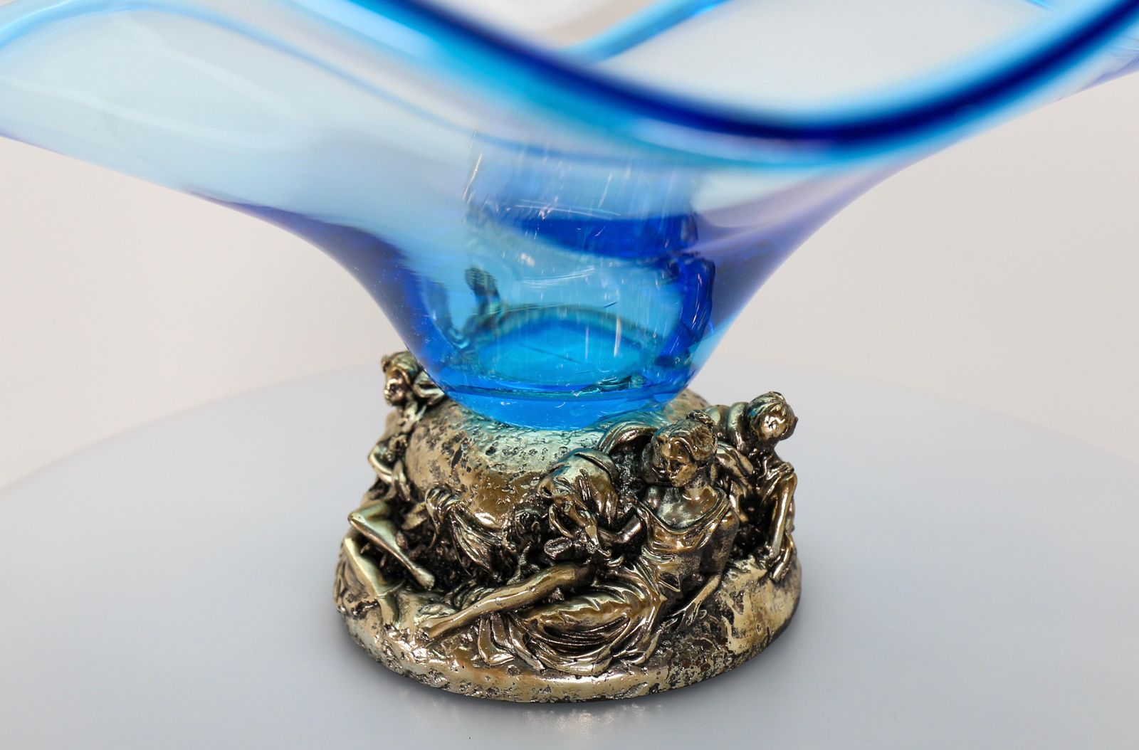 photo furniture Elegant La Meridiana Murano Glass Bowl On Silver Base With 4 Relaxing Woman