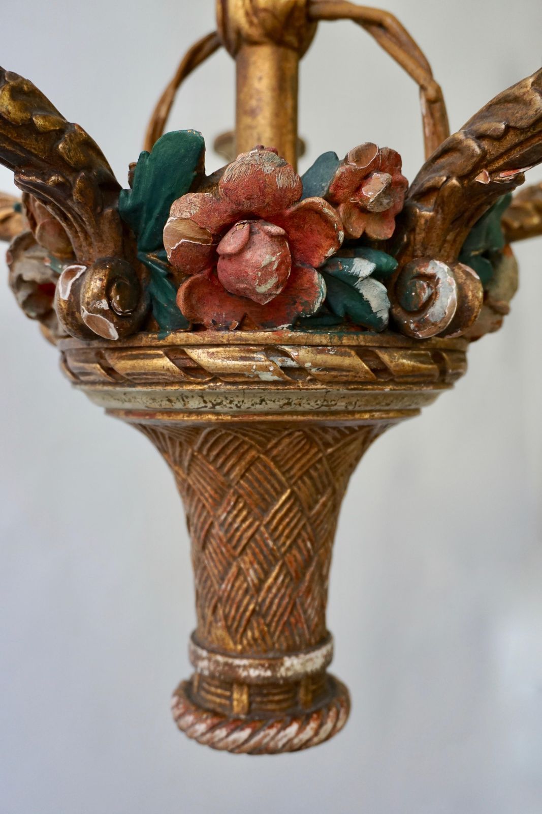 photo vintage Italian Giltwood Chandelier With Flowers