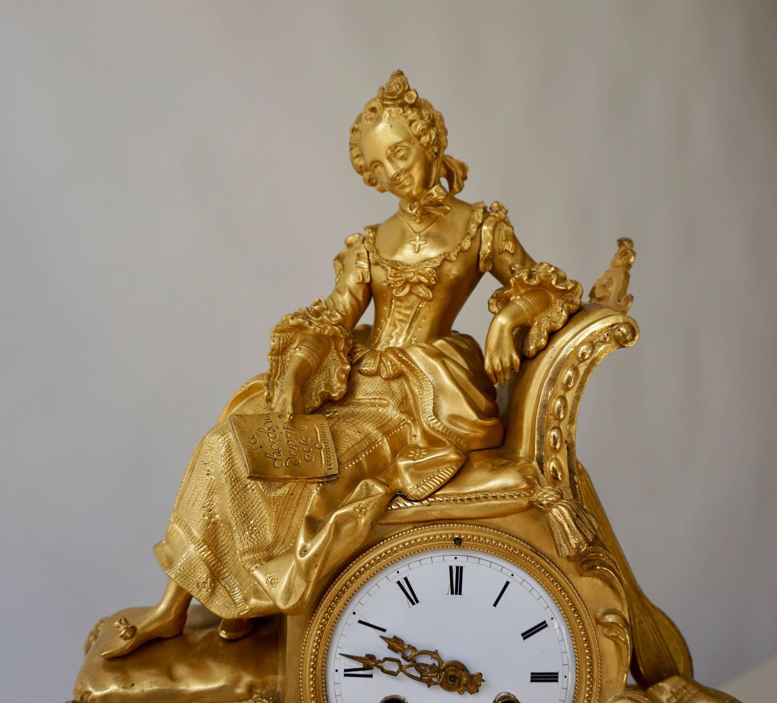 Very Fine And Elegant Fire, Gilt Bronze Mantle Clock In The Romantic Taste photo vinterior