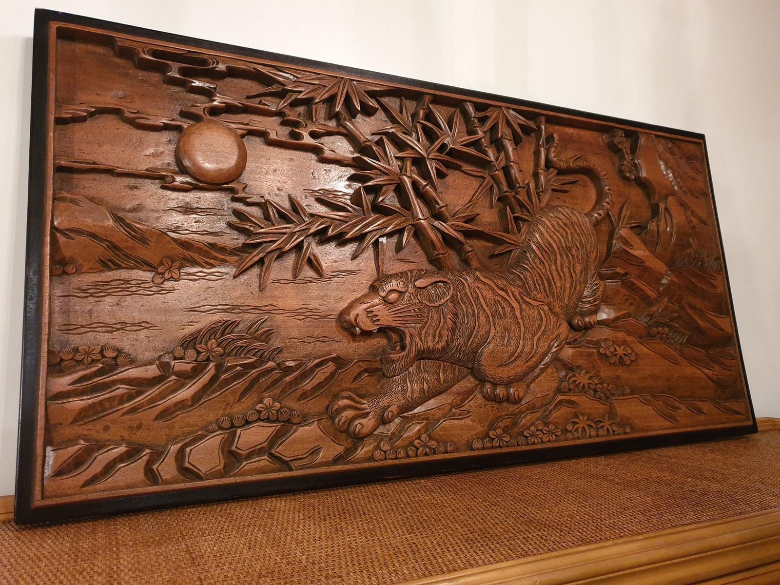 photo vinterior Chinese Carved Wood Wall Art From A Hunting Tiger