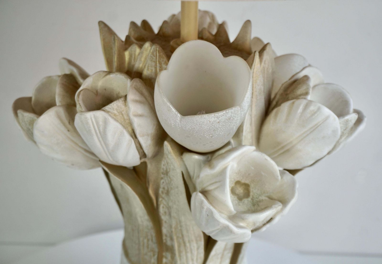 Ceramic Tulip Flower Table Lamp photo vinterior