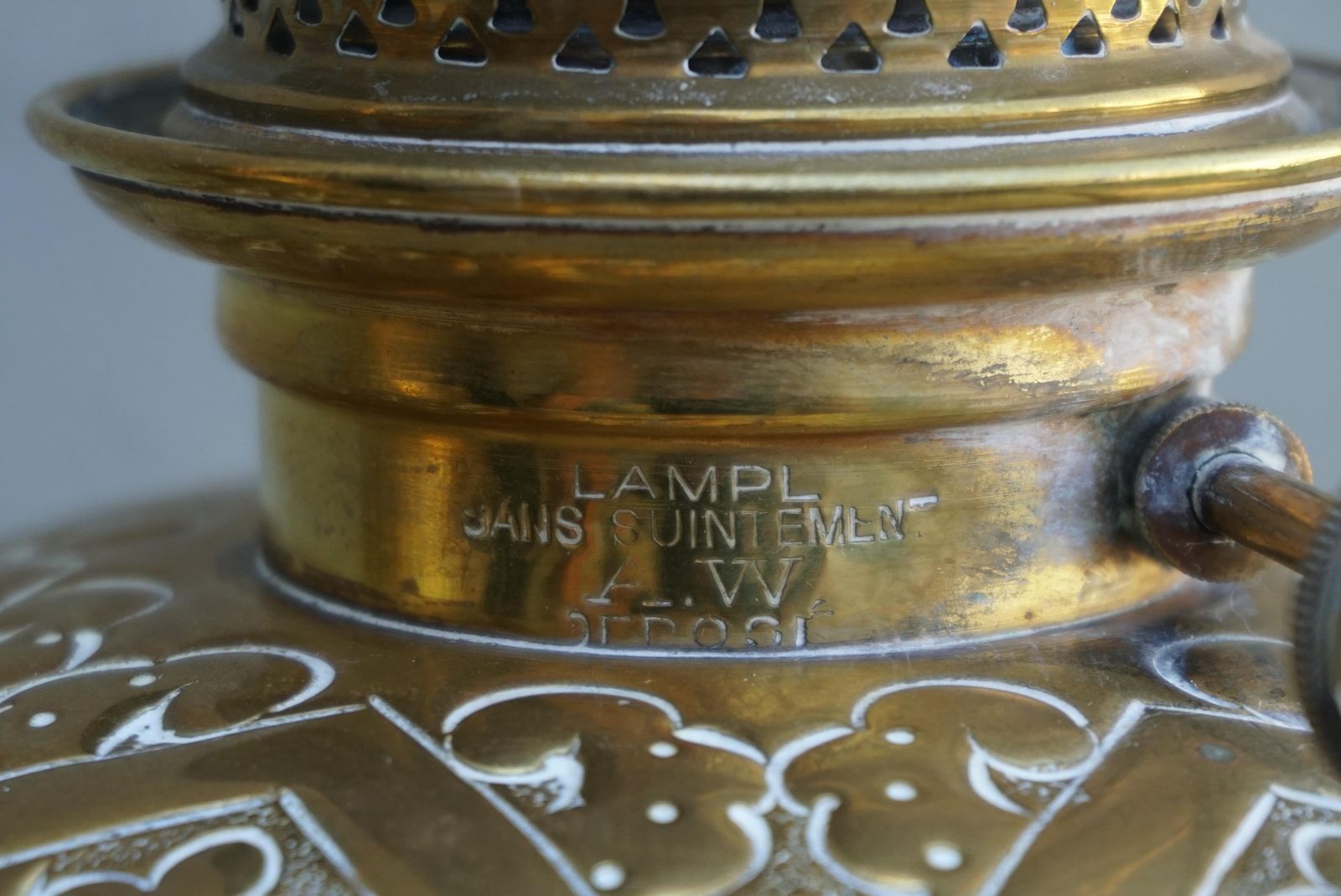 photo furniture Pair Of Antique Victorian Reeded Column Brass Oil Lamps