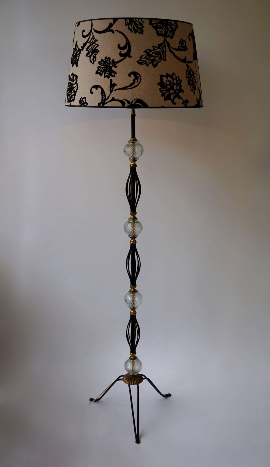 Italian Elegant Floor Lamp In Brass And Glass photo for sale