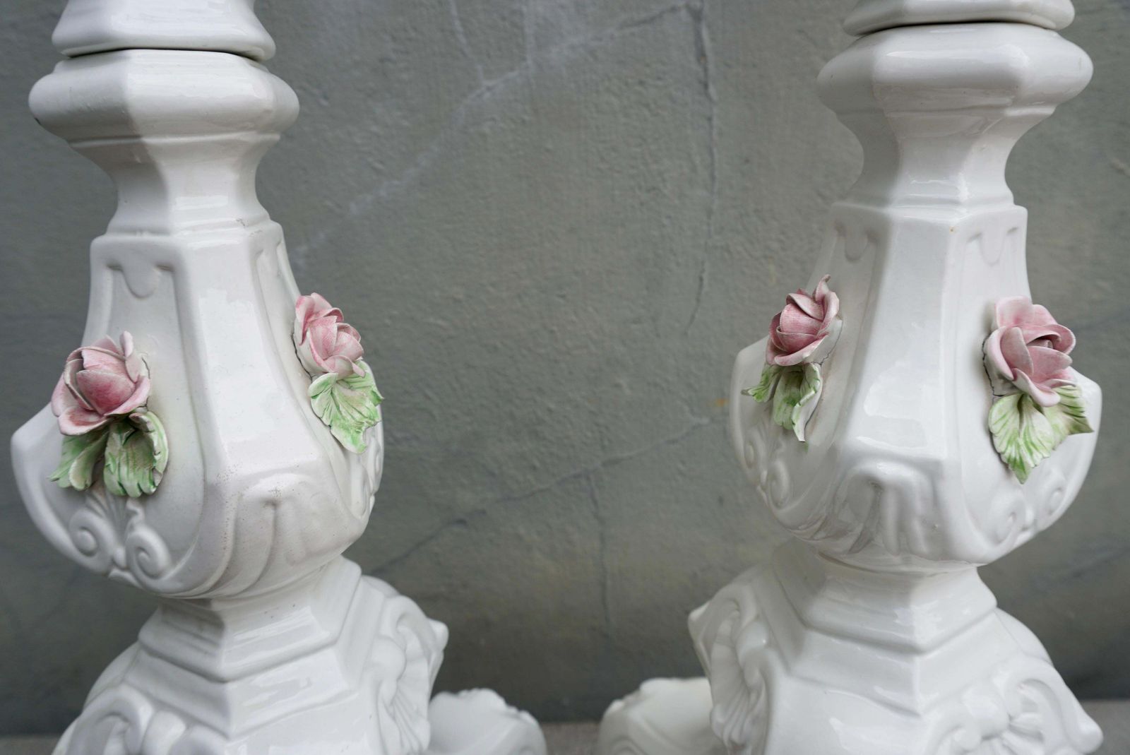 photo vinterior Pair Of Midcentury Italian Rococo Style White Porcelain Lamps