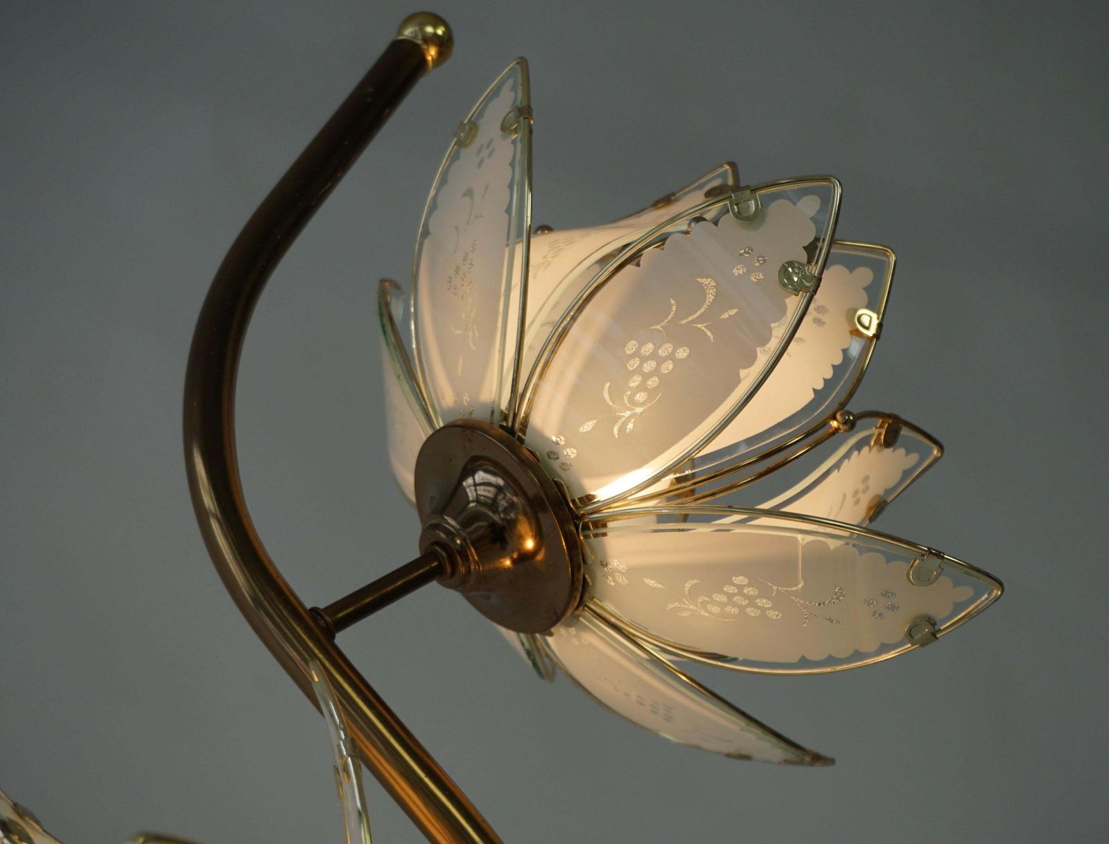 photo furniture Elegant Floor Lamp With Four Glass Lotus Flowers