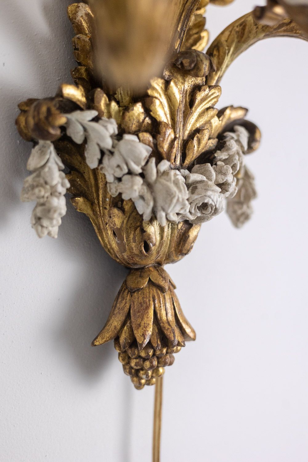 photo vintage Pair Of Louis XVI Style Wall Lights In Gilded And Lacquered Wood. Circa 1900.