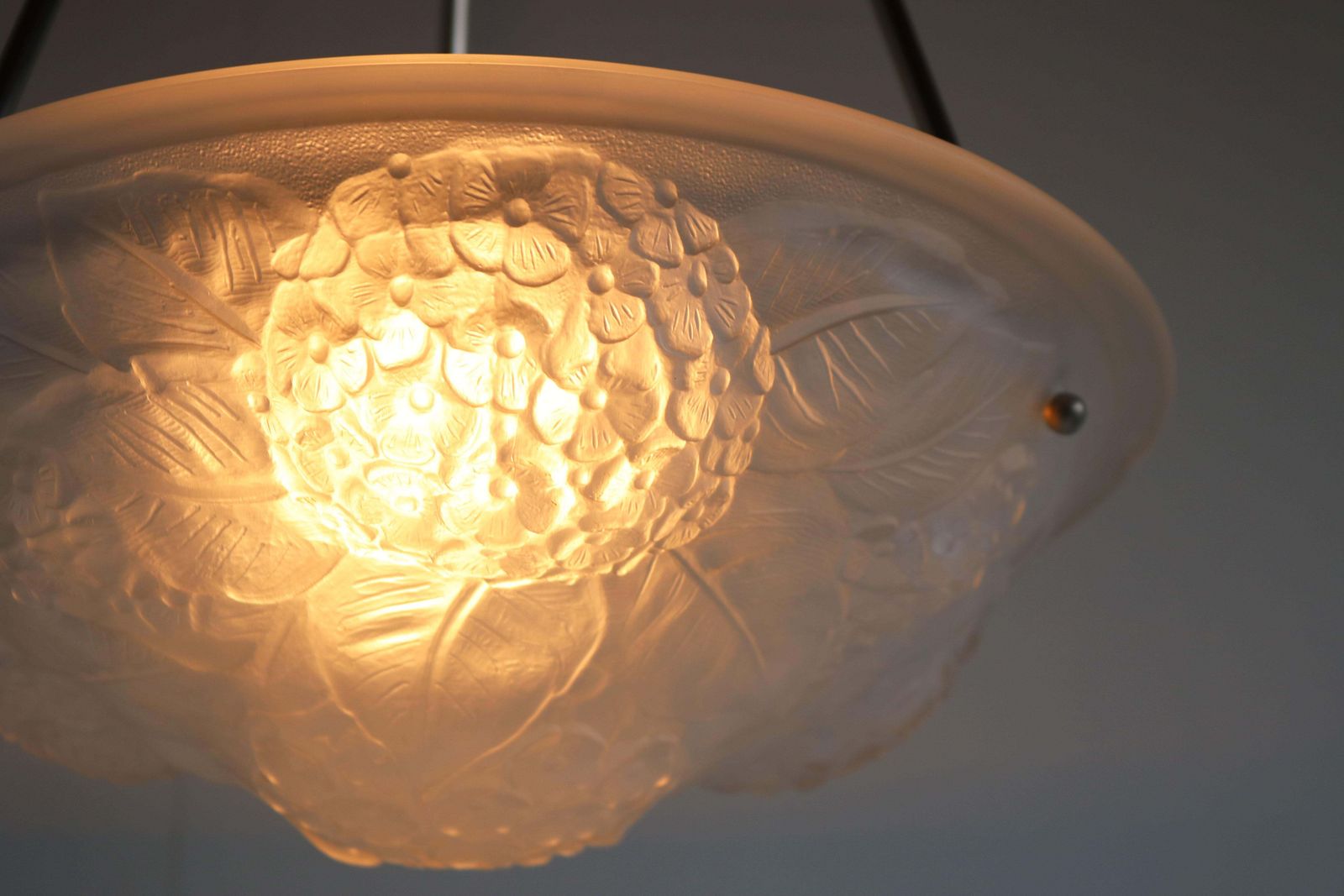 Antieke Bloemmotief Art Deco / Art Nouveau Franse Hanglamp Uit 1920 – Glas photo furniture