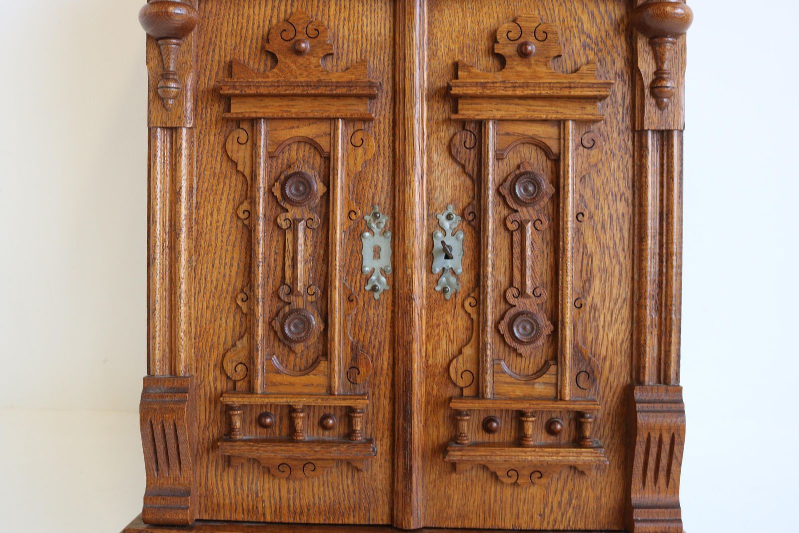 photo furniture Antiek Duits 19e Eeuws Gründerzeit Wandkastje – Gesneden Eiken, Neoklassiek