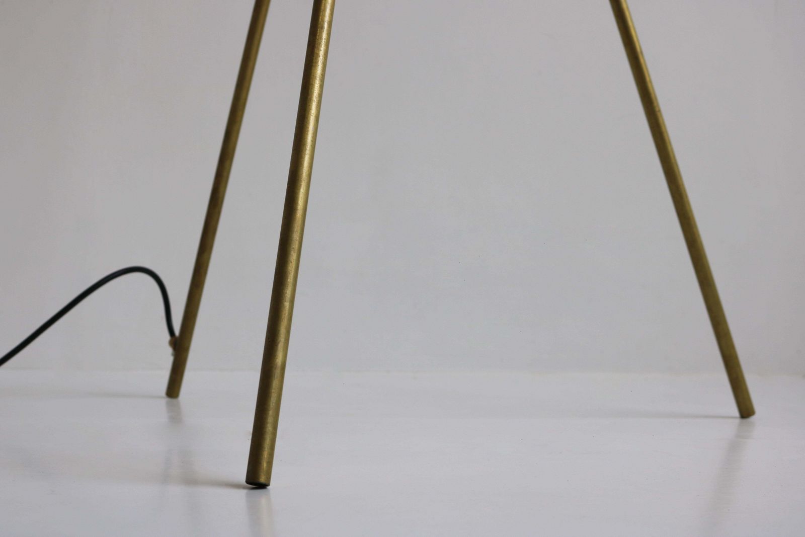 Mid Century Italian Minimalist Design Floor Lamp Brass 1950 Black White Tripod photo vinterior