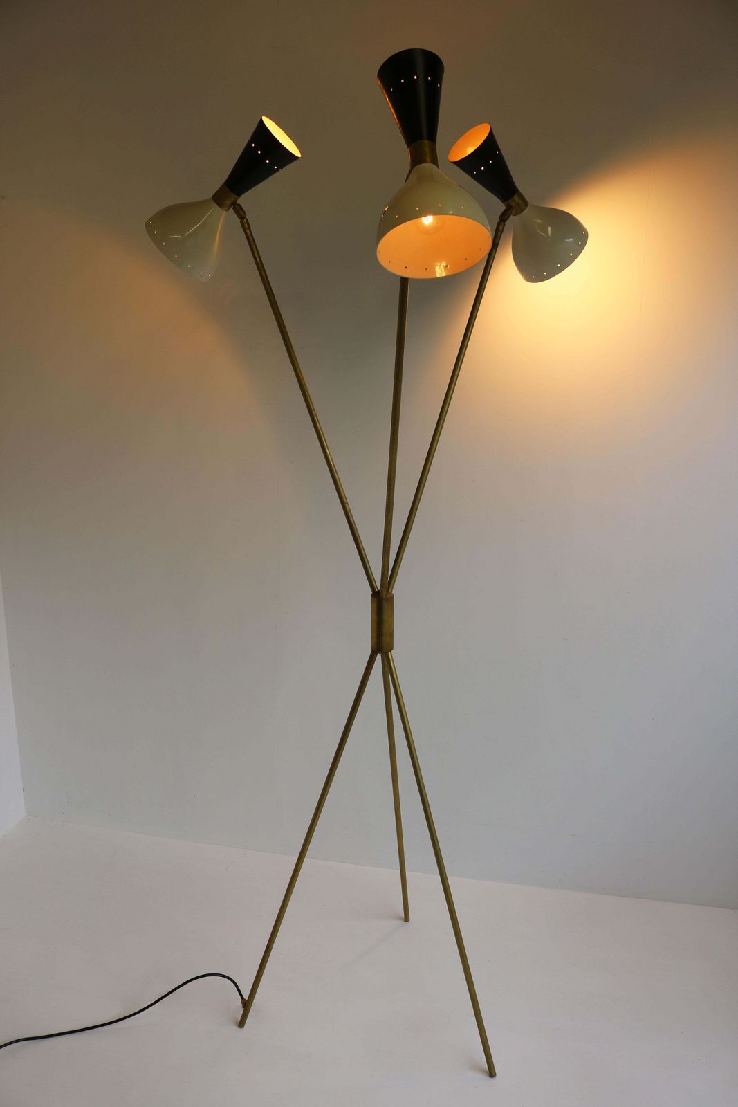 photo vinterior Mid Century Italian Minimalist Design Floor Lamp Brass 1950 Black White Tripod