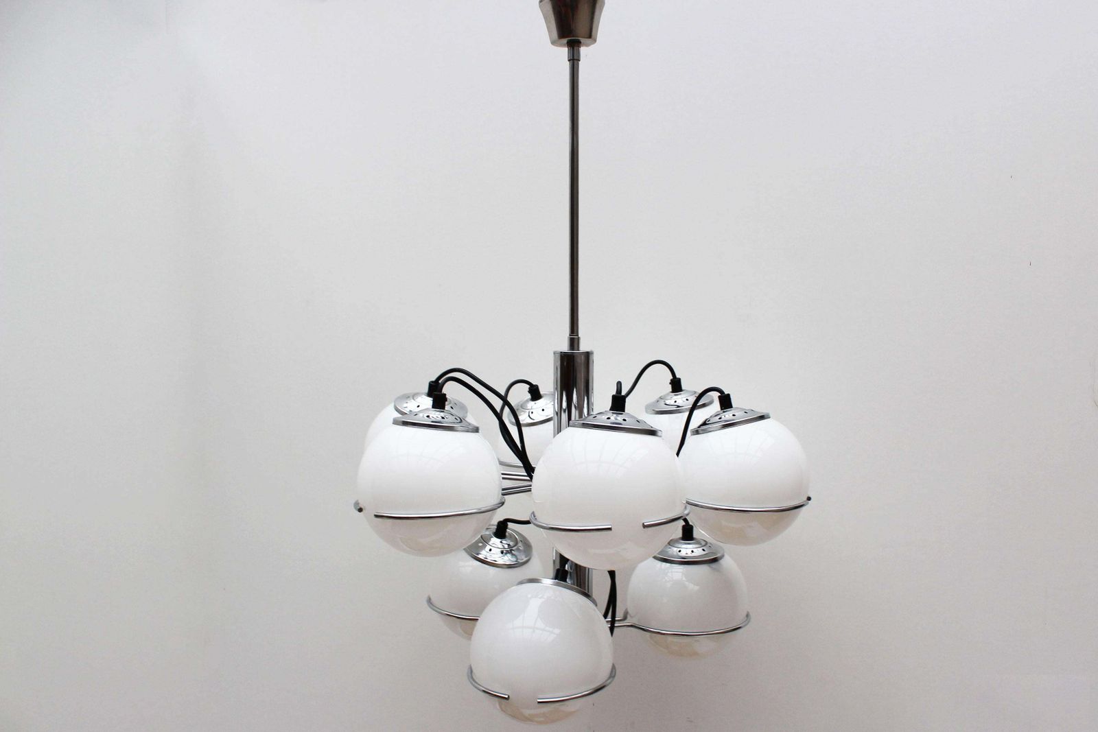 Mid Century Italiaanse Chromen Hanglamp Met Opaalglassferen Van Targetti Sankey, 1970 photo vinterior