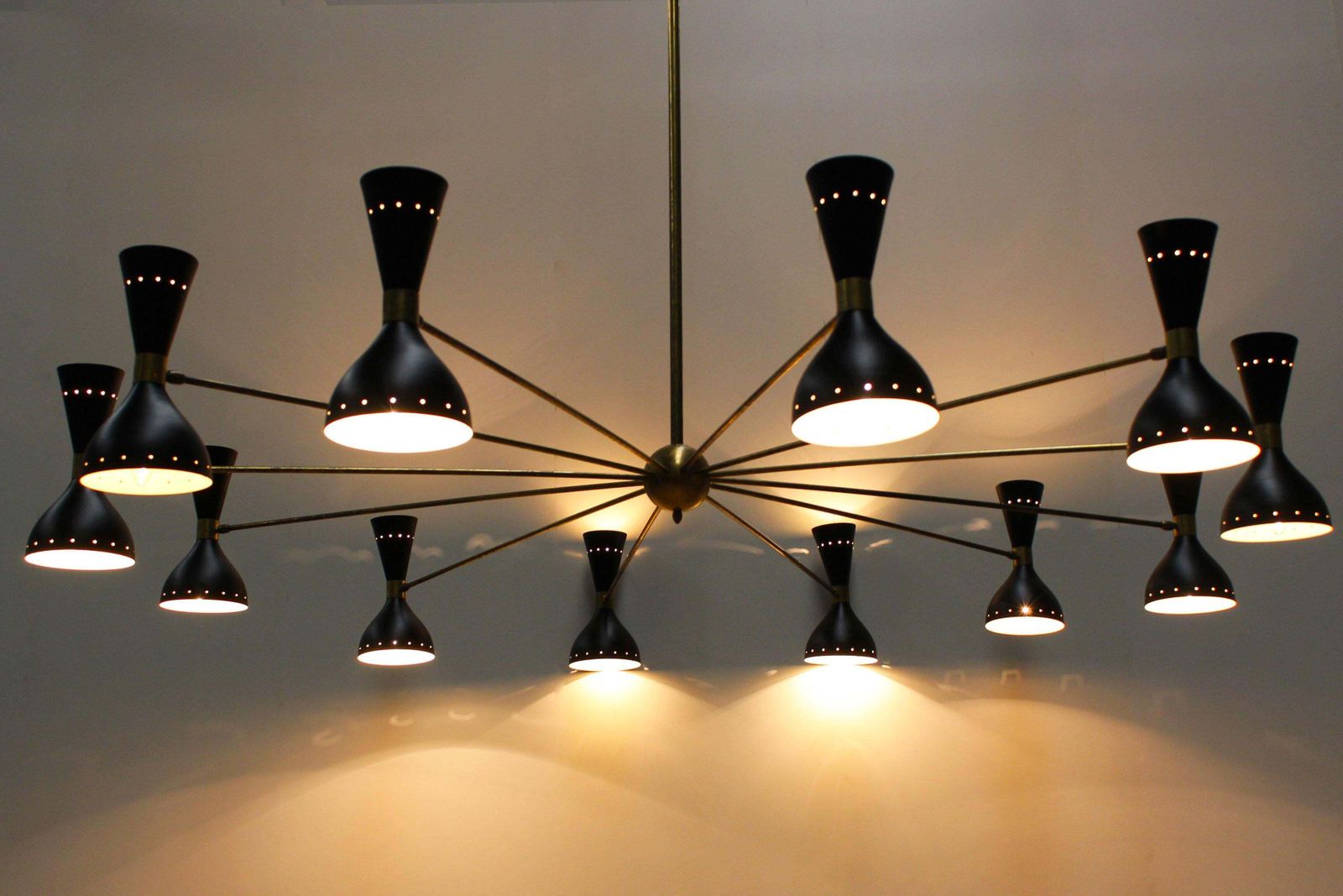 Grote Mid Century Design Italiaanse Kroonluchter, Ca. Jaren 1950, Stilnovo, Zwart/Goud photo furniture