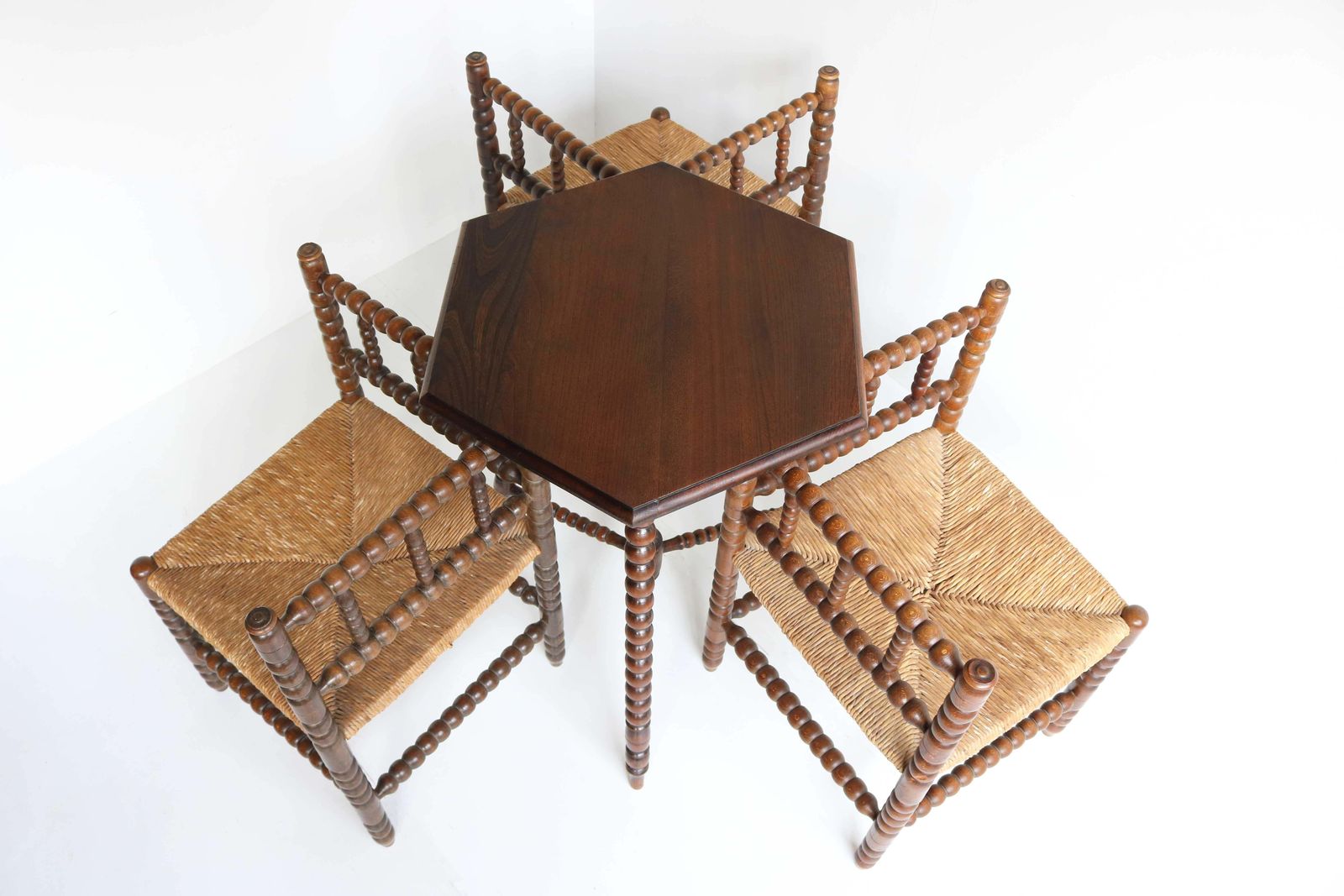 Antieke Set – Drie Eiken Hoekstoelen Met Biezen Zitting, Bobbin Details En Bijzettafel photo buy
