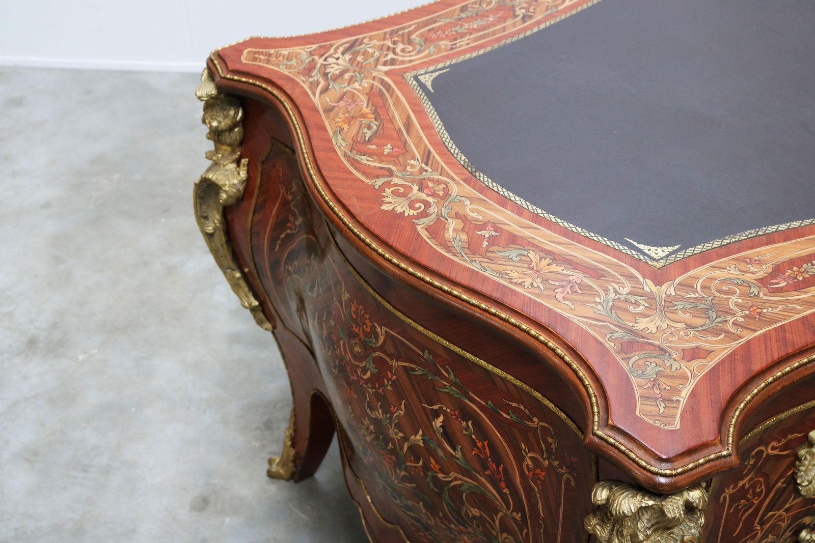 Rond Italiaans Directiebureau In Louis XV Stijl Met Marketeriewerk En Brons, Ca. 1950 photo Meubels