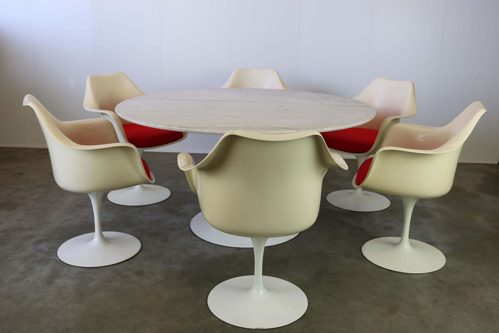 photo for sale Knoll Tulip Eetkamerset Van Eero Saarinen, Jaren 1960 – Grote Marmeren Tafel Met Fauteuils