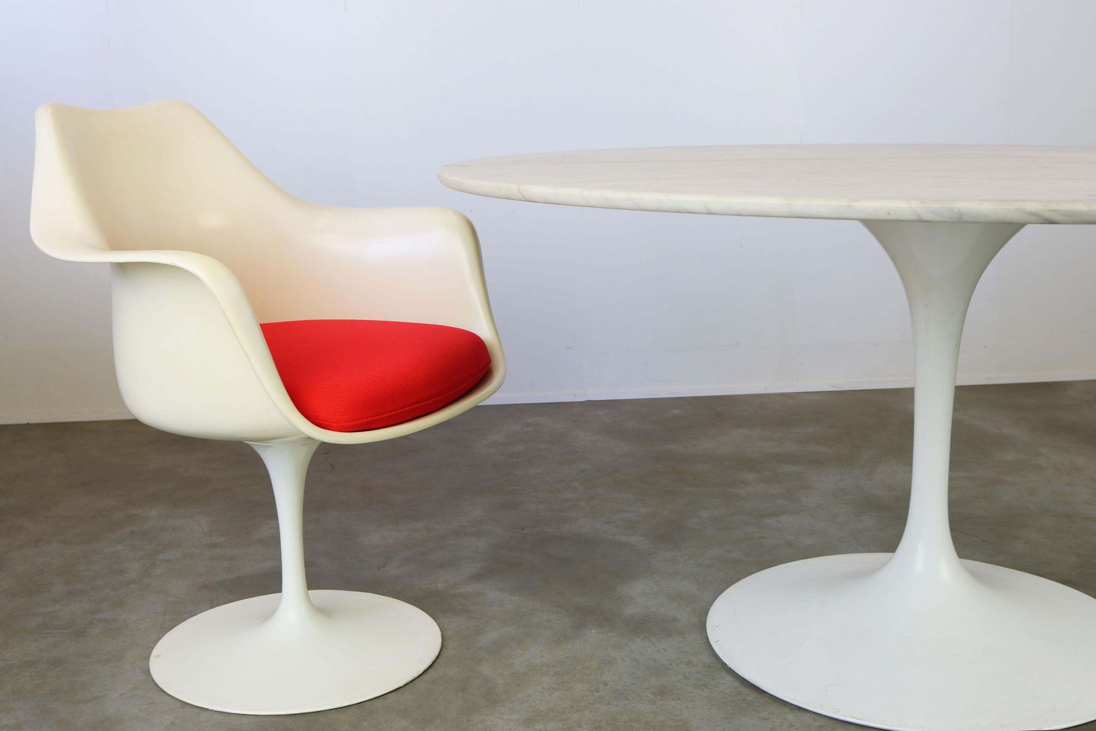 photo buy Knoll Tulip Eetkamerset Van Eero Saarinen, Jaren 1960 – Grote Marmeren Tafel Met Fauteuils