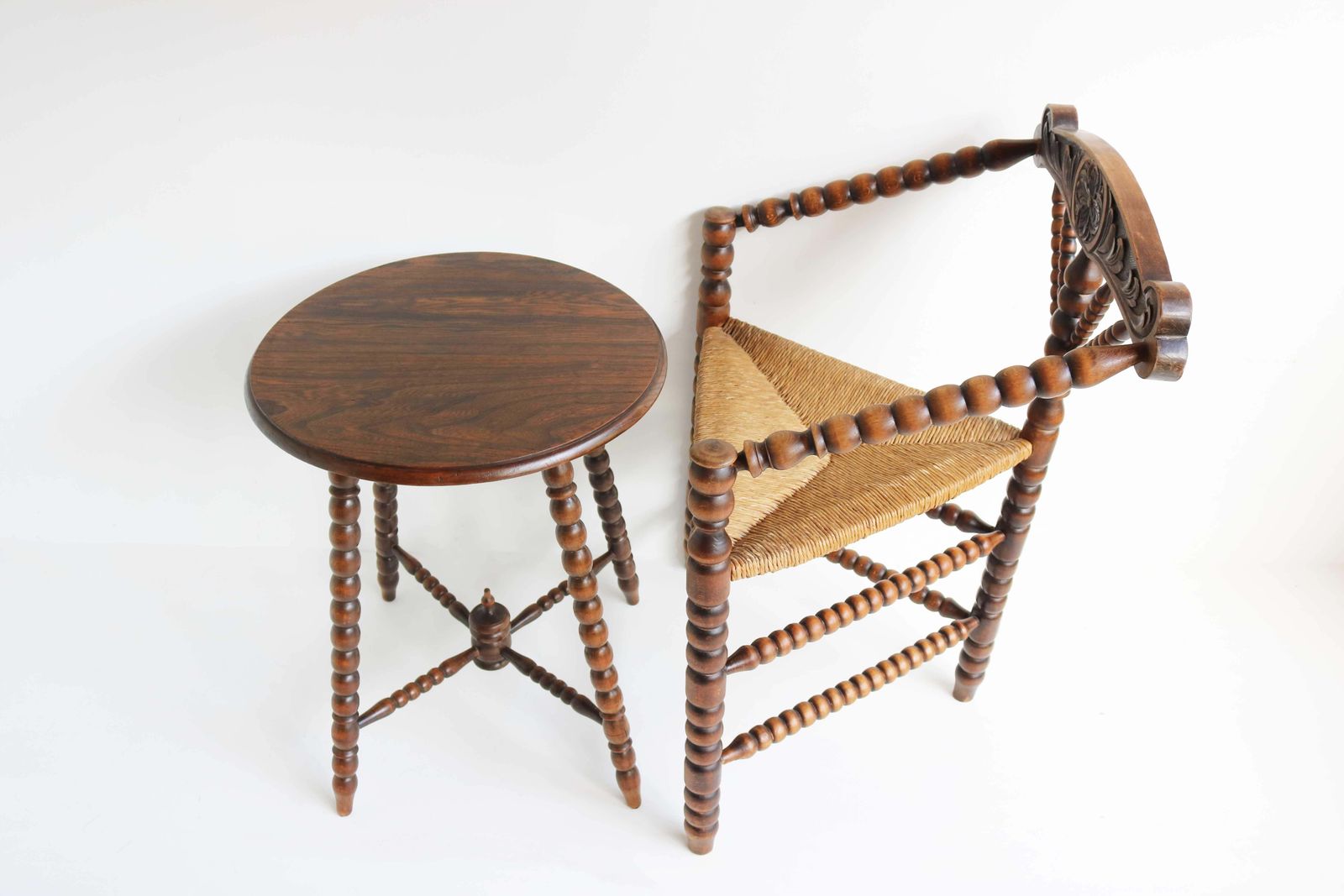 Antieke Set – Nederlandse Driehoekige Bobbin Hoekstoel Met Biezen Zitting En Bijzettafel photo buy