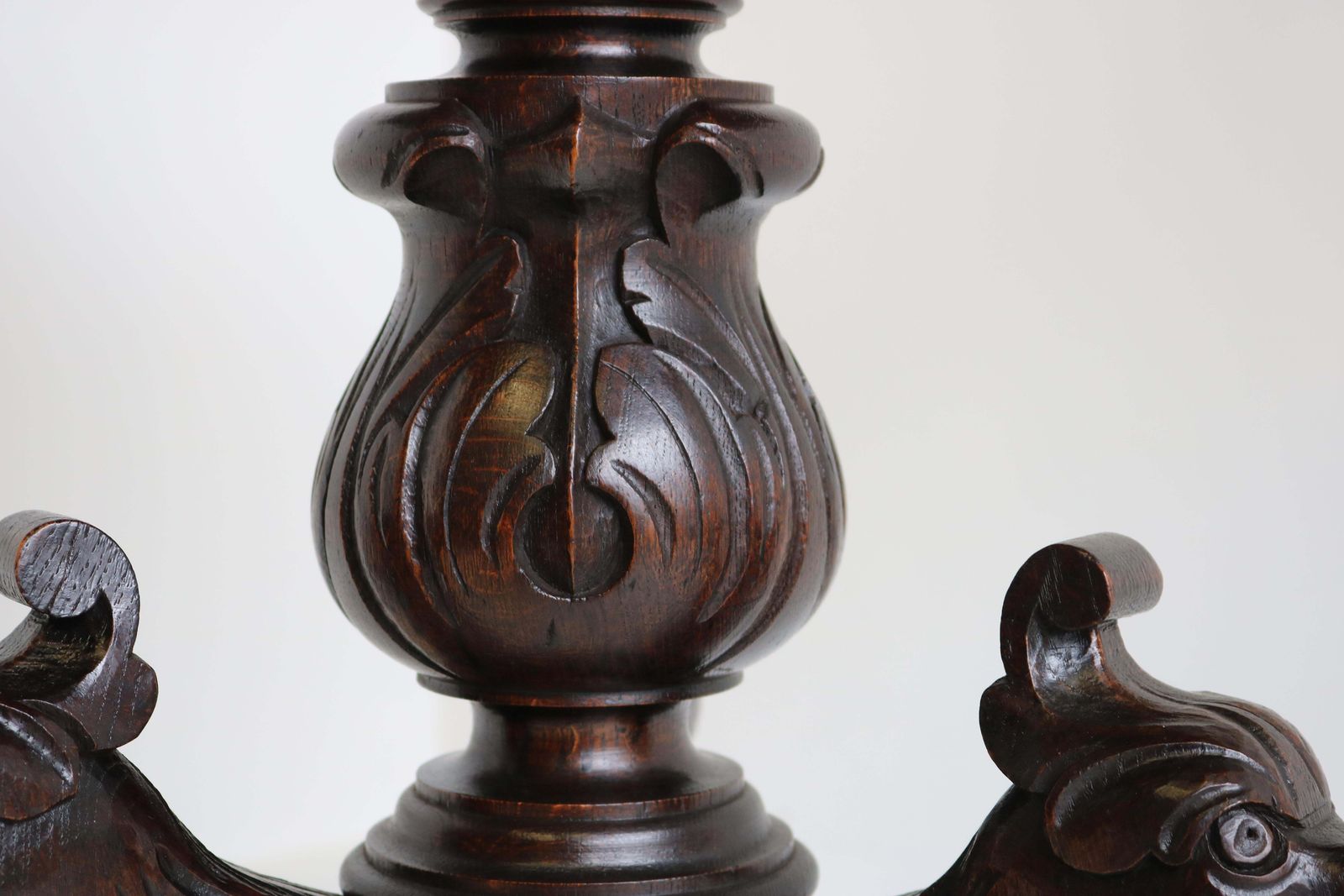 19e Eeuwse Renaissance Revival Bijzettafel / Salontafel – Antiek Eiken Met Leeuwen photo buy