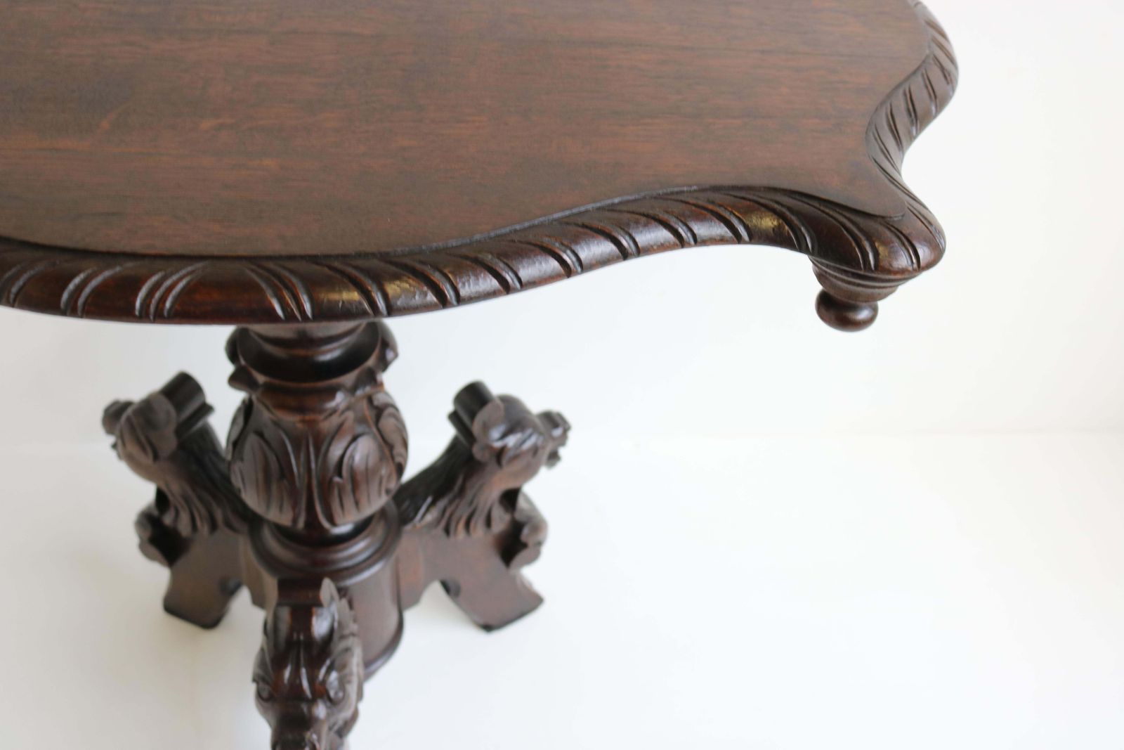 photo furniture 19e Eeuwse Renaissance Revival Bijzettafel / Salontafel – Antiek Eiken Met Leeuwen