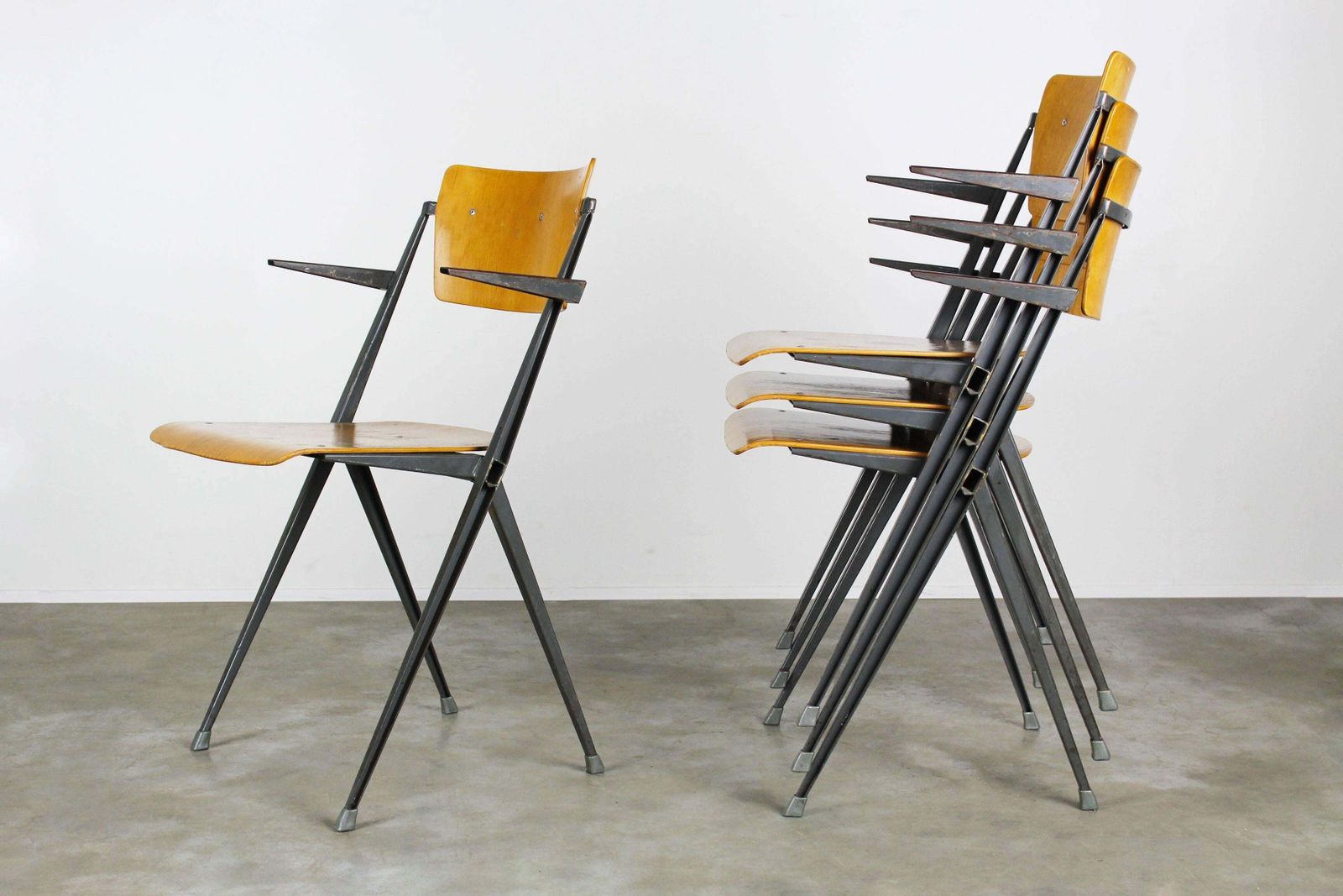 Set Van Vier Pyramid Stoelen Met Armleuningen, Ontworpen Door Wim Rietveld, 1963, Grijsblauw photo furniture