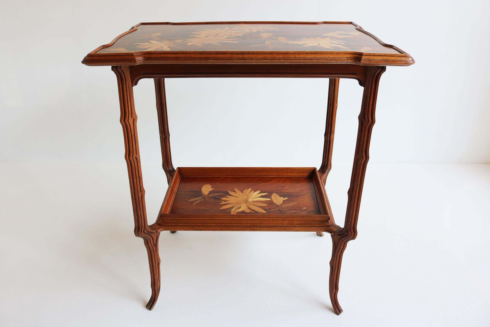 photo furniture Franse Art Nouveau Marqueterie Tafel ''Japonisme'' Van Emile Gallé, 1900