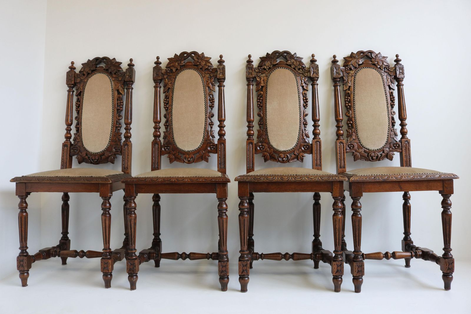 Set Van 4 Franse Renaissance Revival Jachtstoelen, Gesneden Eiken, Black Forest photo vinterior