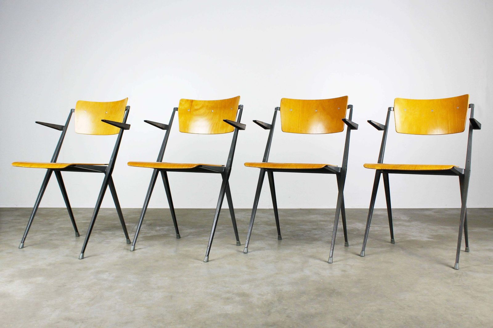 Set Van Vier Pyramid Stoelen Met Armleuningen, Ontworpen Door Wim Rietveld, 1963, Grijsblauw photo buy