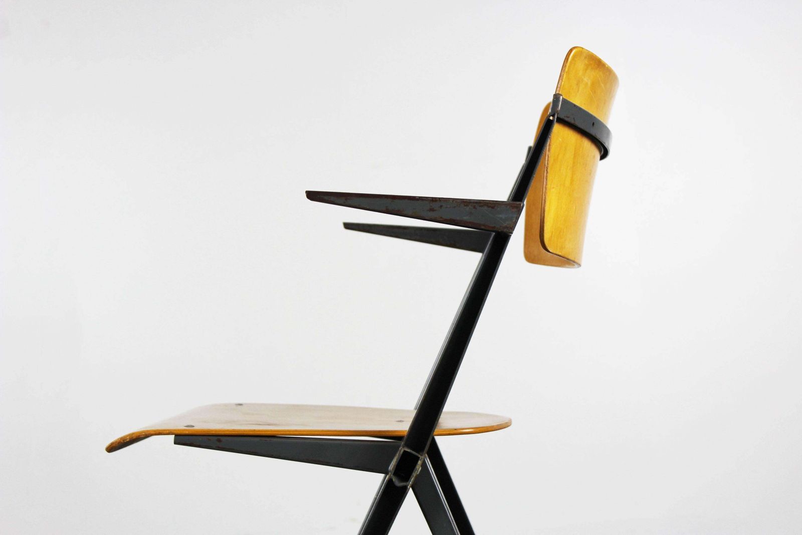 photo furniture Set Van Vier Pyramid Stoelen Met Armleuningen, Ontworpen Door Wim Rietveld, 1963, Grijsblauw