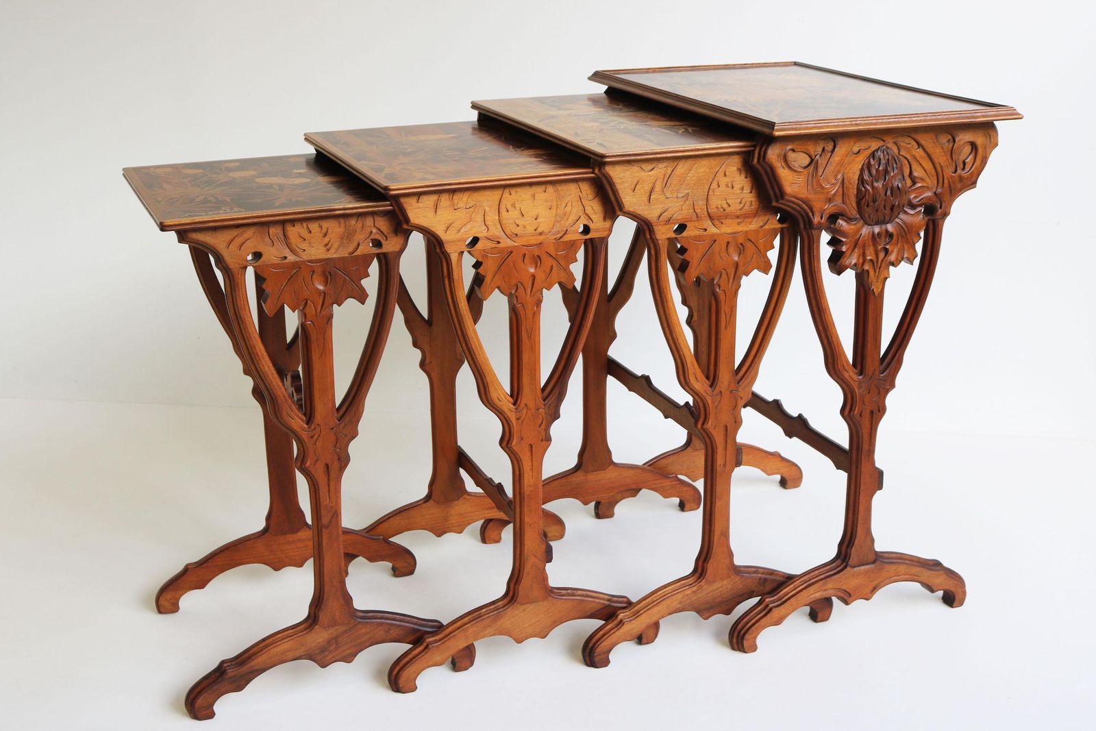 Uitzonderlijke Set Art Nouveau Bijzettafels (Nesteltafels) Van Emile Gallé – 'Thistle', 1905, Walnoot photo vinterior