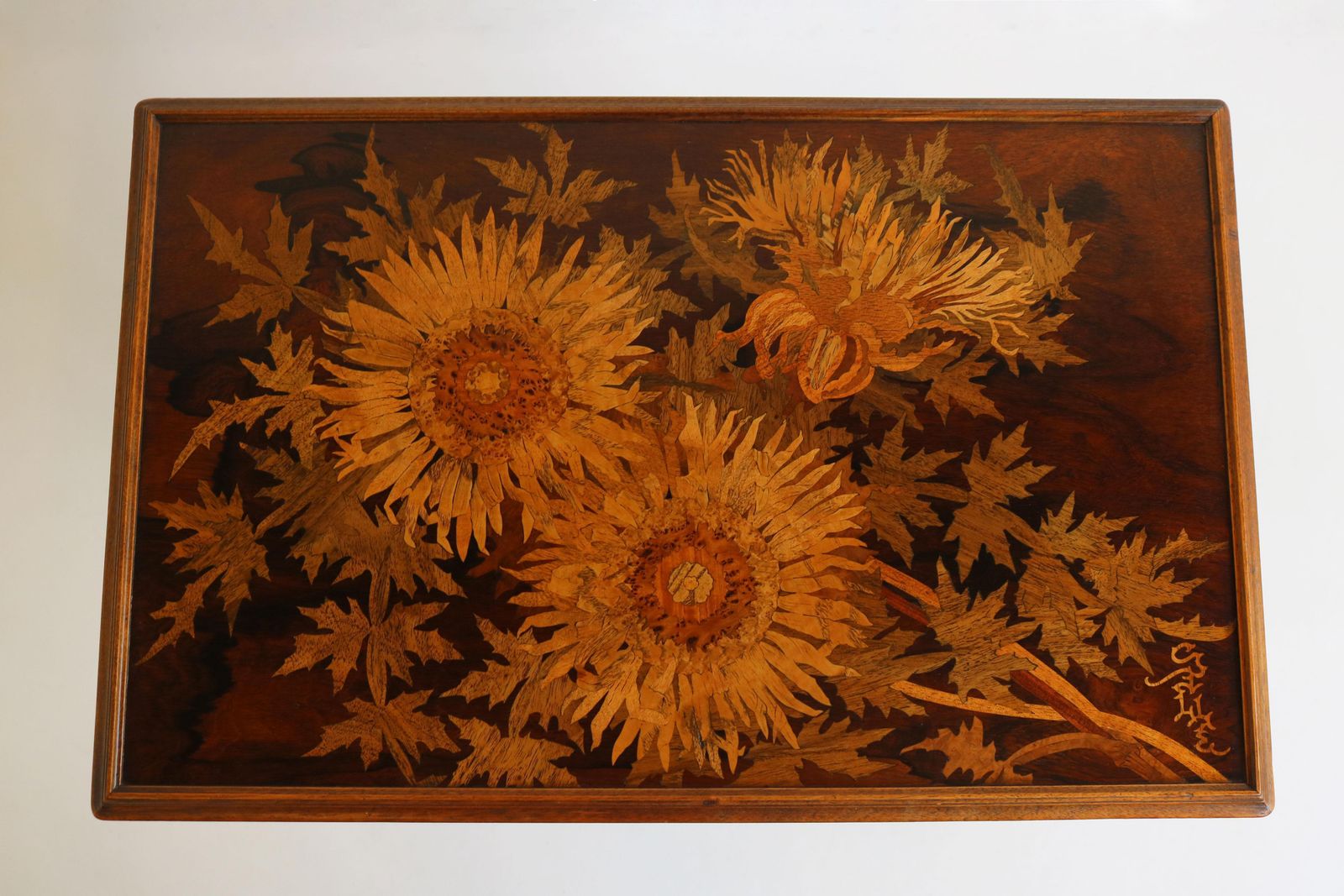 Uitzonderlijke Set Art Nouveau Bijzettafels (Nesteltafels) Van Emile Gallé – 'Thistle', 1905, Walnoot photo vintage