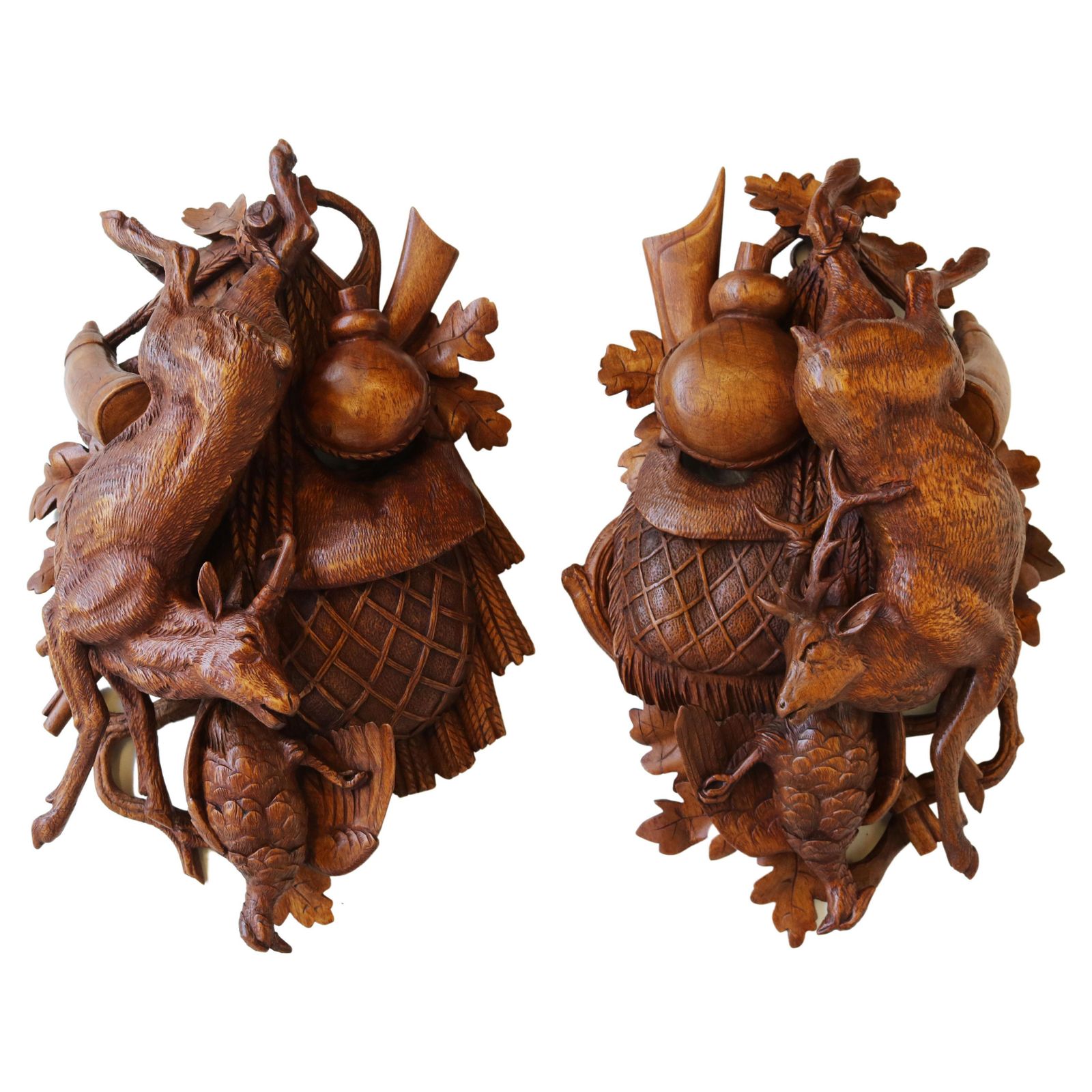 Paar 19e Eeuwse Zwitserse Gesneden Black Forest Trofeeplaques – Jachttafereel Met Hert En Hinde