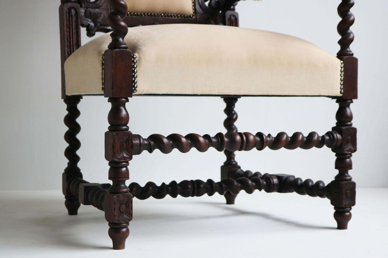 Antieke Franse Renaissance Revival Fauteuil / Troonzetel Met Barley Twist En Jachtmotief photo buy