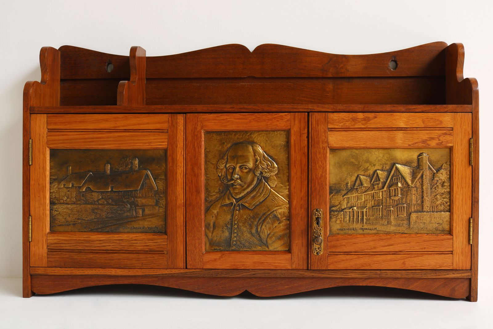 English Arts And Crafts Wall Cabinet Brass Oak Shakespeare 1910 Tobacco / Pipe photo Furniture