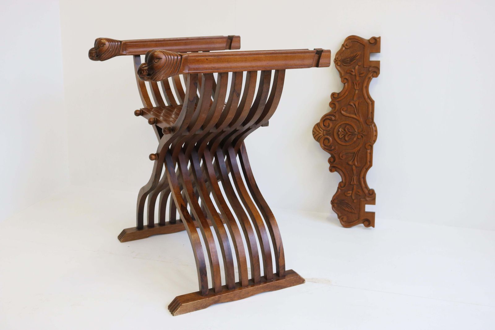 photo vinterior Italian 19th Century Renaissance Revival Savonarola Chair In Walnut Side Chair