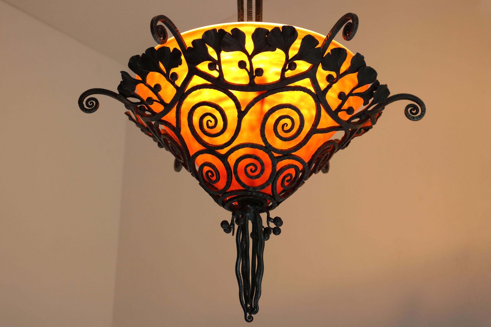 photo for sale Franse Art Deco Hanglamp Van Smeedijzer Door Edgar Brandt & Daum Nancy, Glas 1920