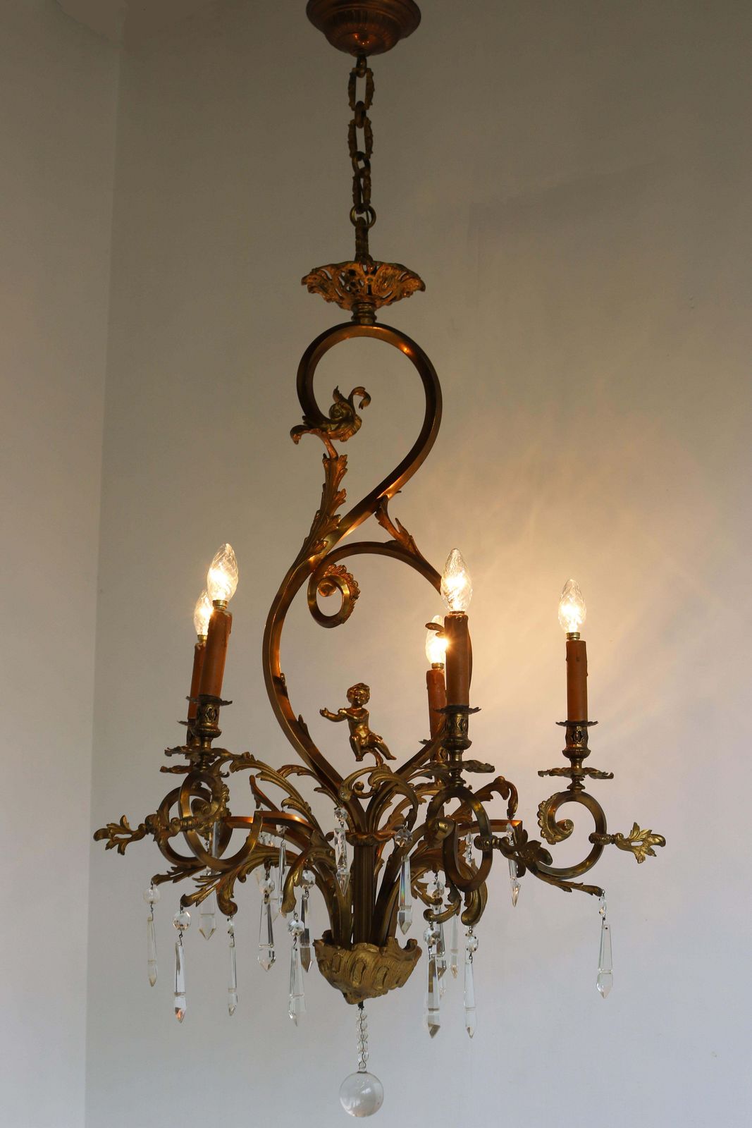Antieke Franse Vergulde Bronzen Kroonluchter In Louis XV / Rococo Stijl, 1880, Met Glazen Lampenkappen photo Verlichting