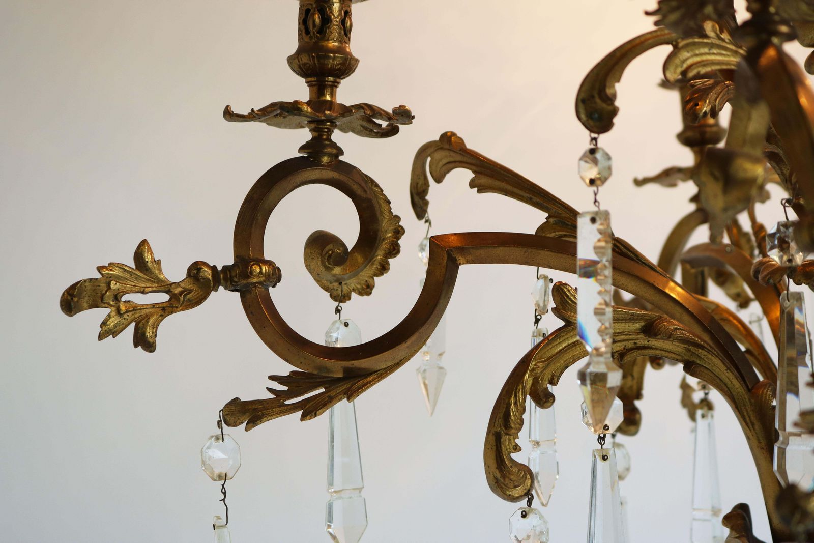 Antieke Franse Vergulde Bronzen Kroonluchter In Louis XV / Rococo Stijl, 1880, Met Glazen Lampenkappen photo 4686.0