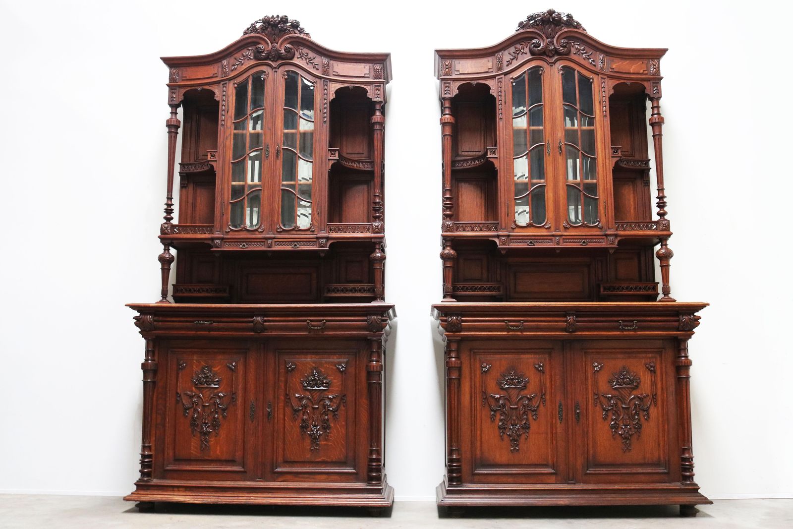 Stel Van Twee Grote Franse Antieke Renaissance Revival Buffetkasten In Eiken – 19e Eeuw photo furniture