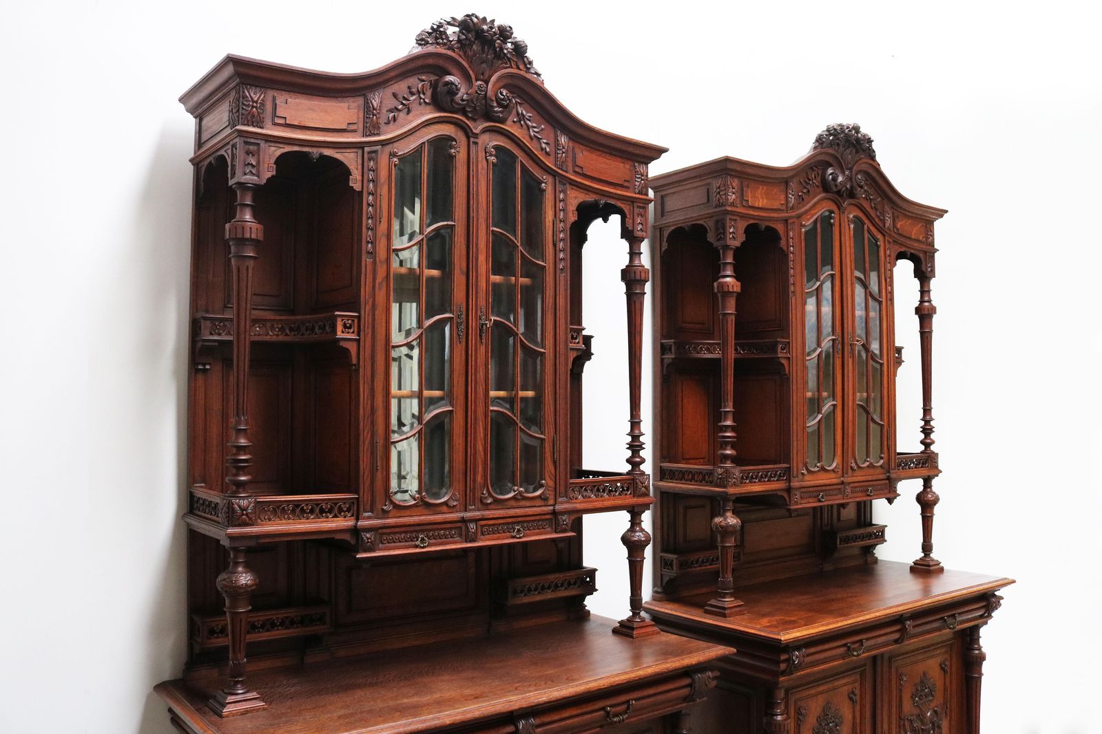 Stel Van Twee Grote Franse Antieke Renaissance Revival Buffetkasten In Eiken – 19e Eeuw photo Meubels