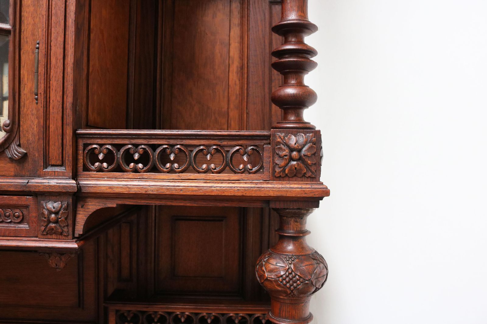 photo for sale Stel Van Twee Grote Franse Antieke Renaissance Revival Buffetkasten In Eiken – 19e Eeuw
