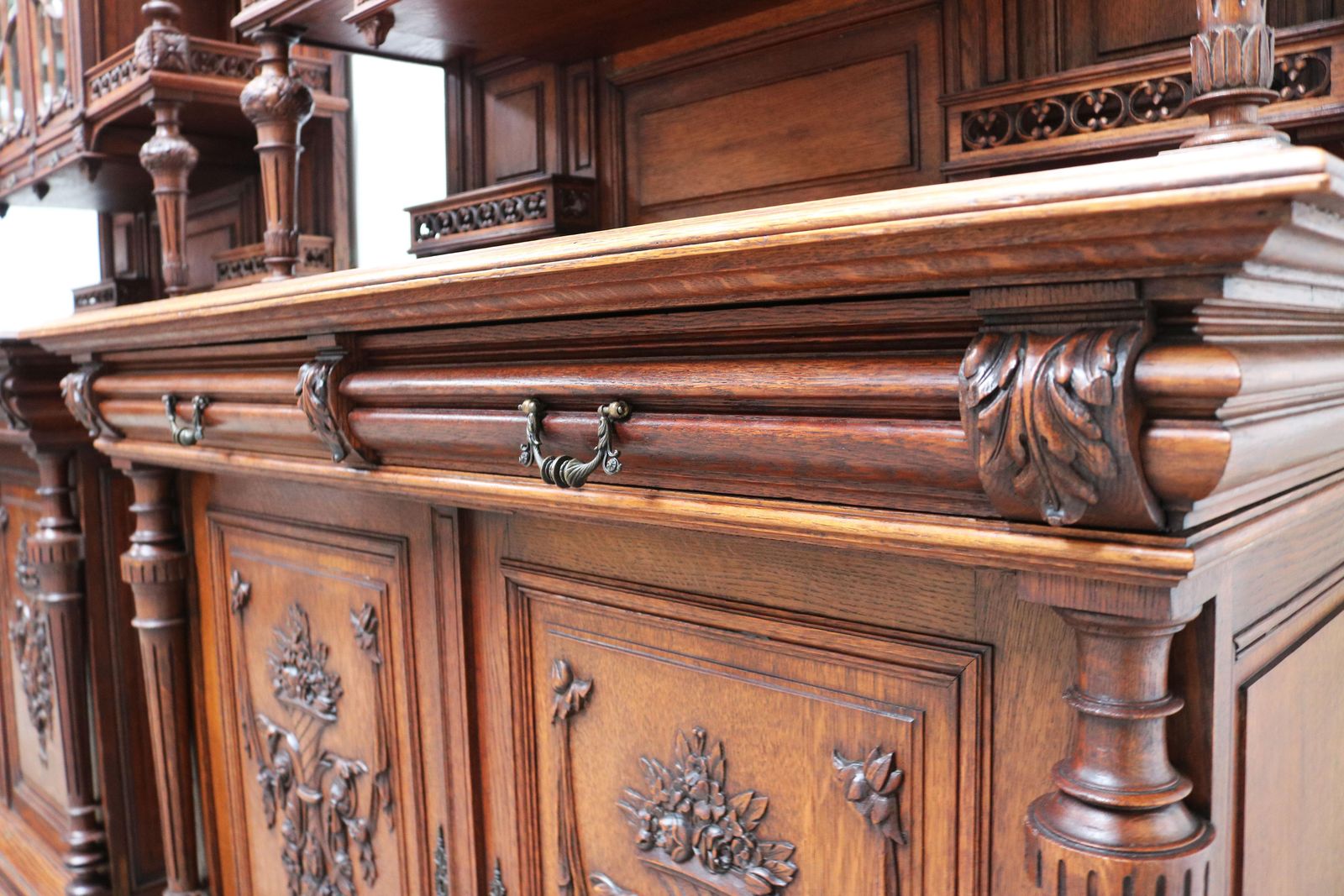 photo vinterior Stel Van Twee Grote Franse Antieke Renaissance Revival Buffetkasten In Eiken – 19e Eeuw