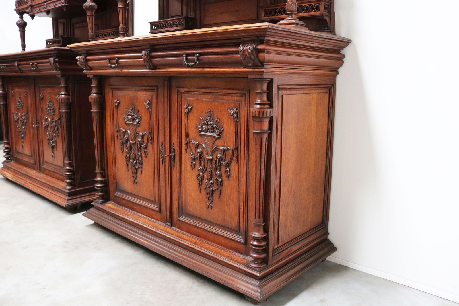 photo vintage Stel Van Twee Grote Franse Antieke Renaissance Revival Buffetkasten In Eiken – 19e Eeuw