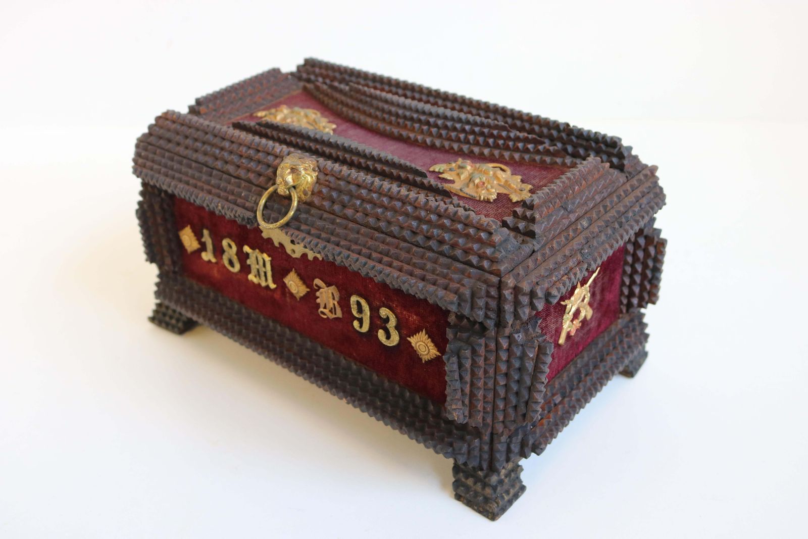 Antiek Tramp Art Kistje / Juwelenkistje, Gesneden Messing, 1893, Chip Carving, Oorlogsdecoratie photo furniture