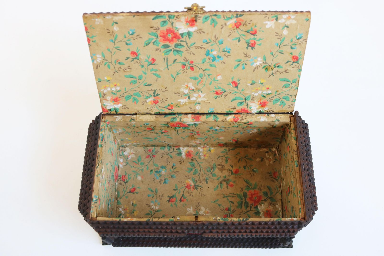 photo vinterior Antique Tramp Art Box / Jewelry Box Carved Brass 1893 Chip Carved War Decoration