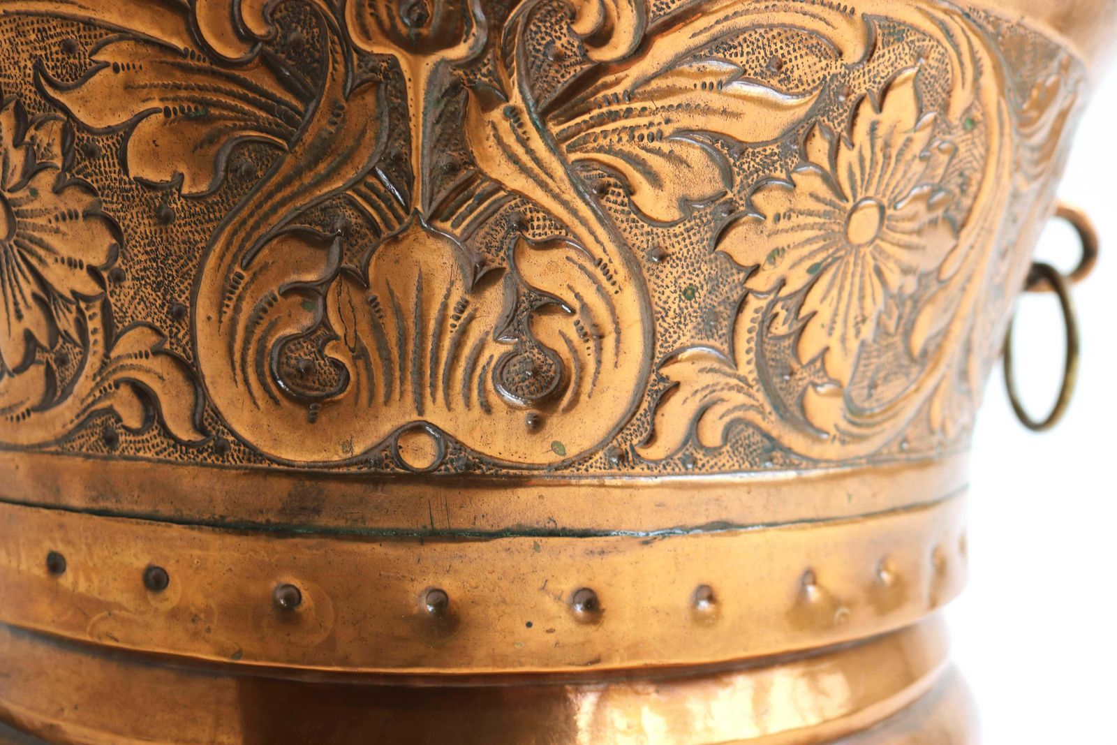 photo furniture Gedecoreerde Antieke Nederlandse Koperen Schaal / Pot Met Deksel, 18e Eeuw, Gedateerd 1750