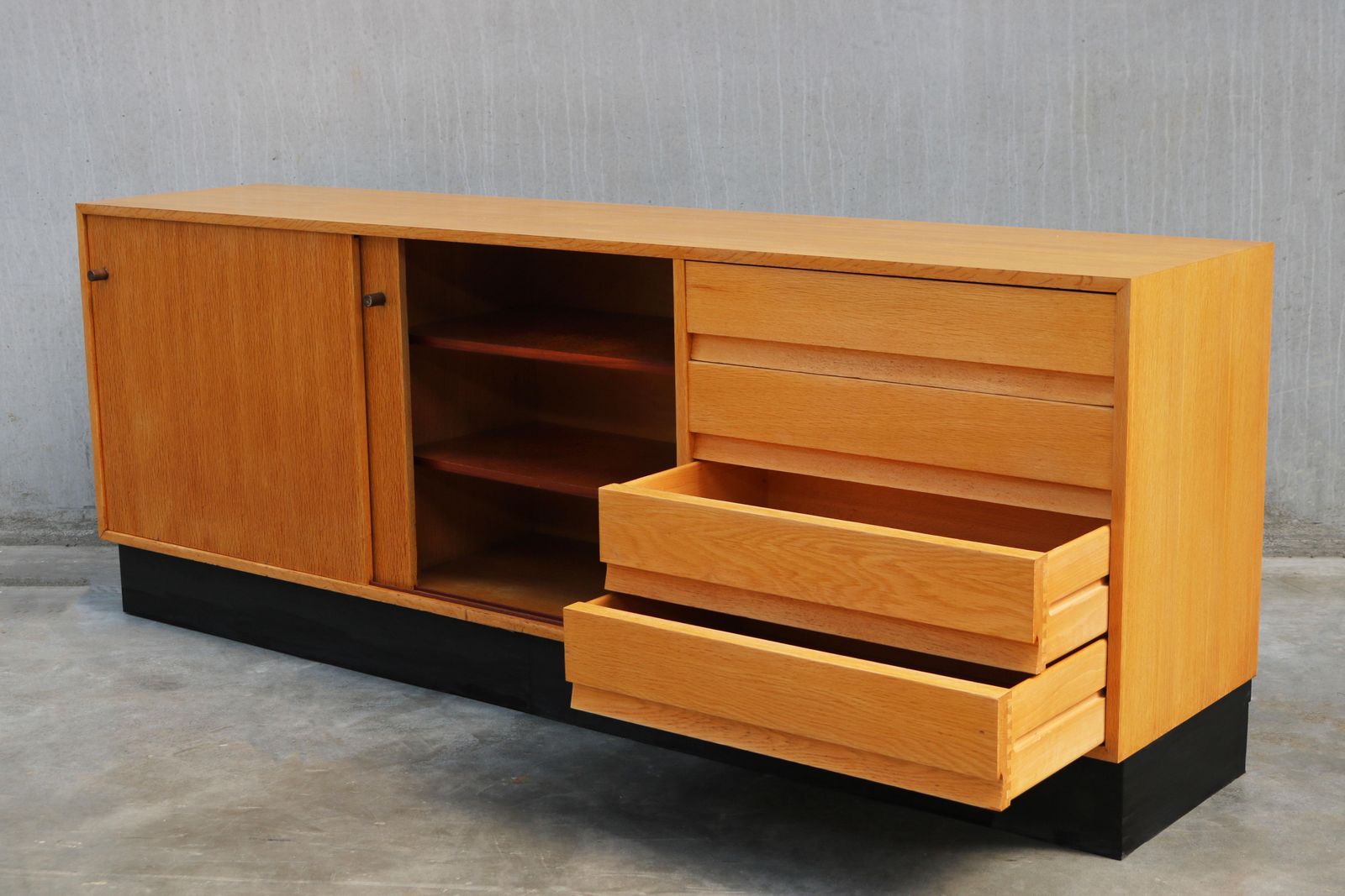 Meubels Design Dressoir Model: Abstracta Van Jos De Mey Voor Van Den Berghe Pauvers – Eiken photo
